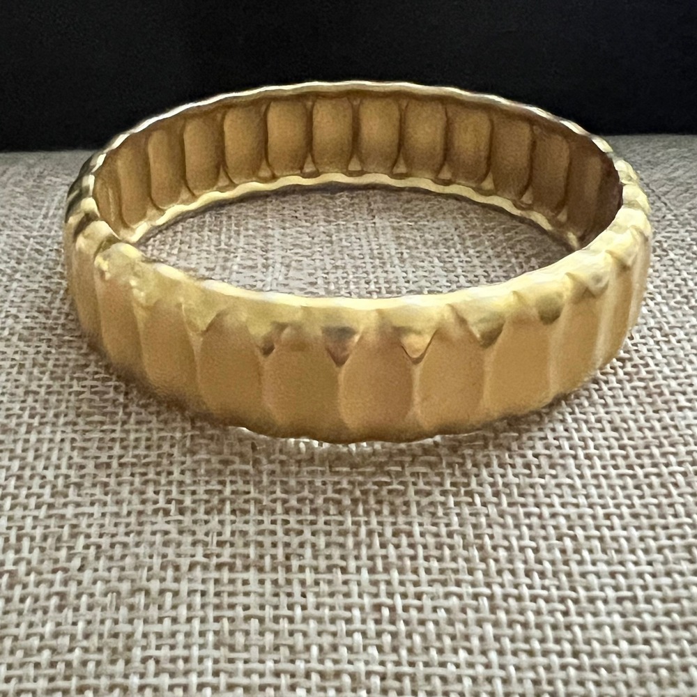 Monet Vintage Gold Tone Ribbed Scalloped Bangle Bracelet Size 7.75 Quiet Luxury